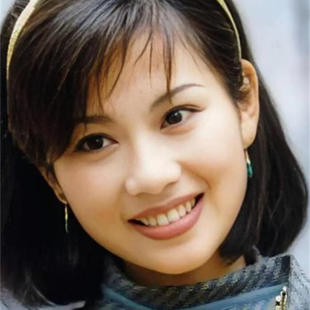 前TVB花旦陳松伶一年激減20kg晒筷子腳！54歲近照曝光美貌大逆轉驚豔網民！