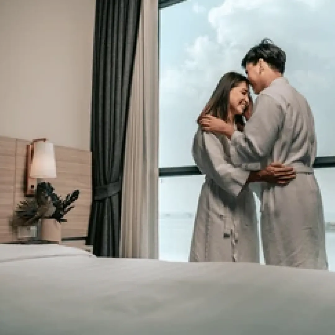 情侶住酒店慘被偷拍勒索！iPhone竟隱藏「防偷拍神器」？一開鏡頭即現形！