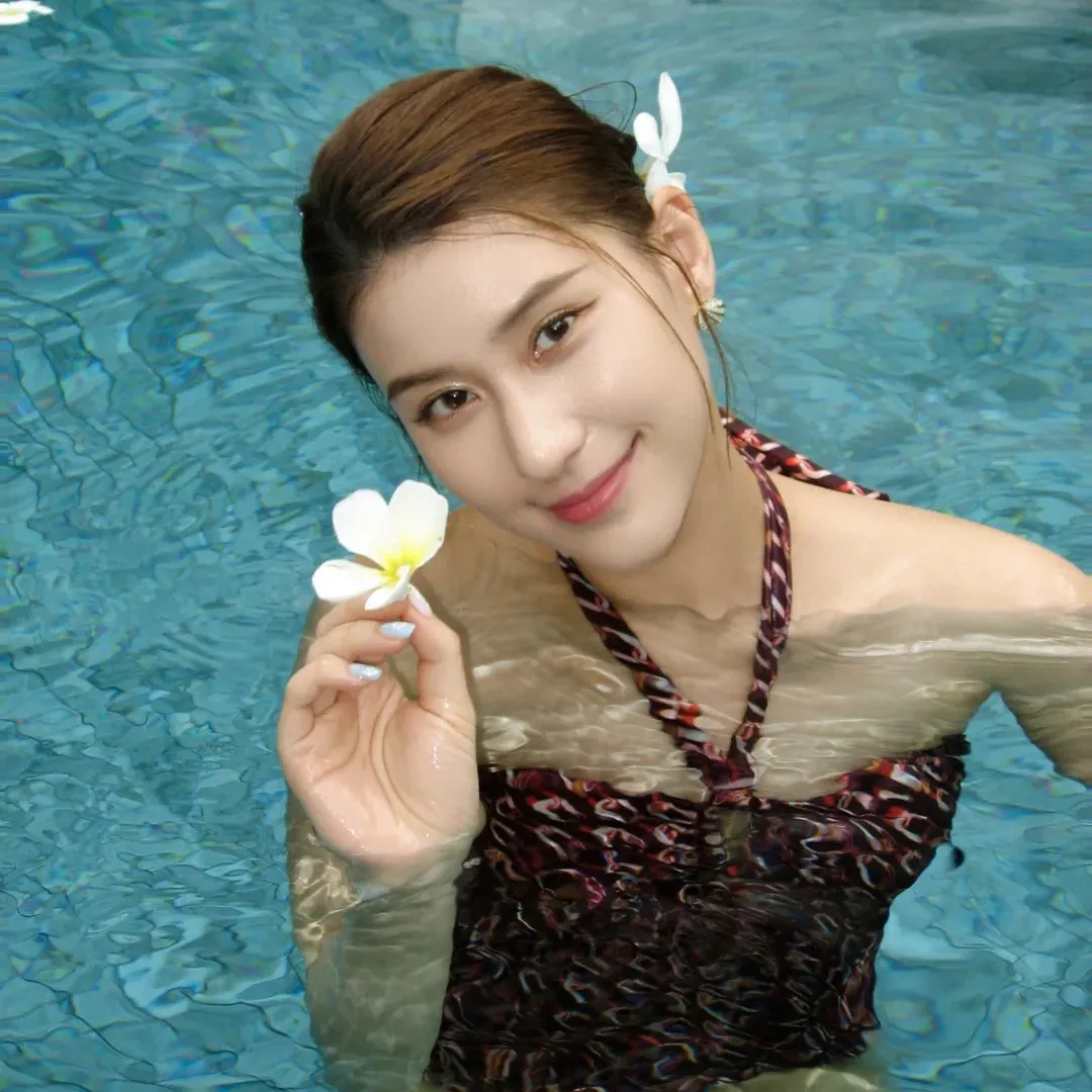 「最美千金」何超蓮罕有大派性感福利！貼身蕾絲內衣盡顯曲線！淡妝美貌獲讚「夢中情人」！