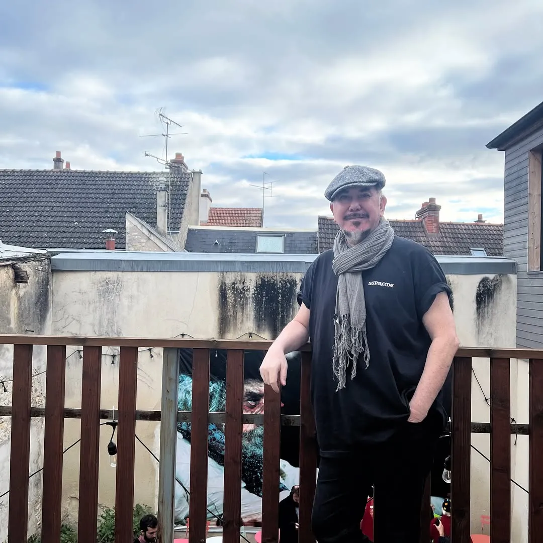 黃秋生罕晒38年前舞台劇珍貴舊照！年輕時顏值爆表！破格藍唇造型勾起回憶！