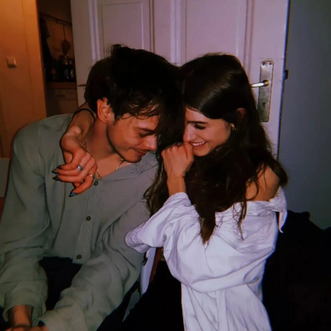 《怪奇物語》平行時空浪漫｜不只 Nancy 和 Jonathan ！連他們的「替身演員」也戲假情真修成正果？