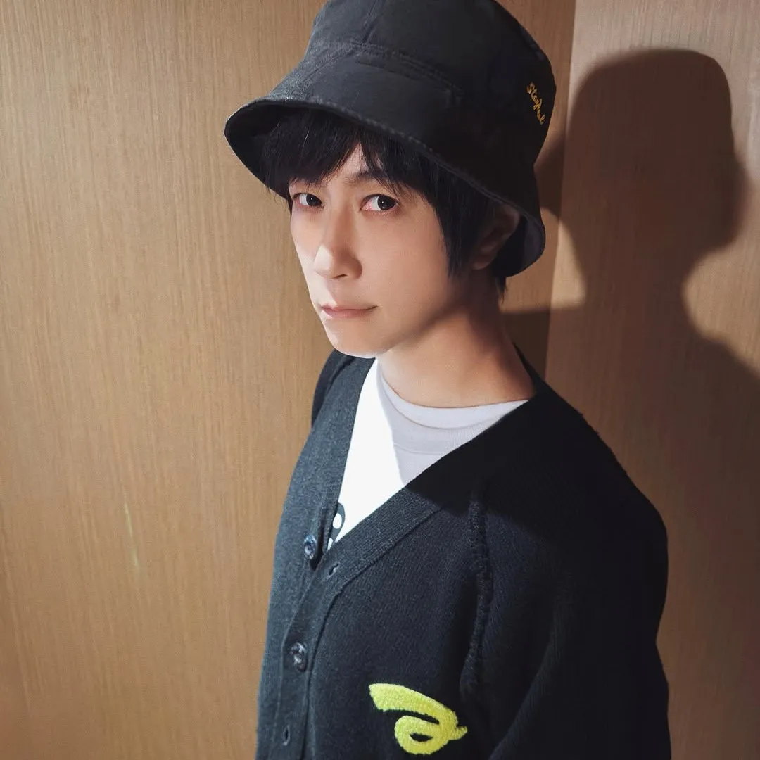 五月天阿信意外踩空墮台震撼畫面曝光！手部滲血忍痛唱到底！敬業精神獲激讚！