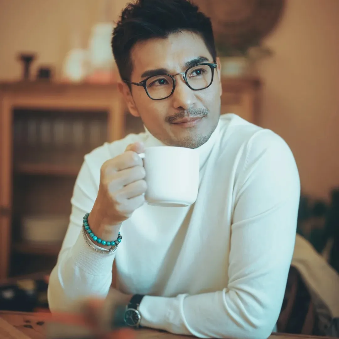 陳展鵬素顏生圖被指撞樣郭晉安 ？！網民盛讚帥氣不減像「帥了一輩子的男人！」