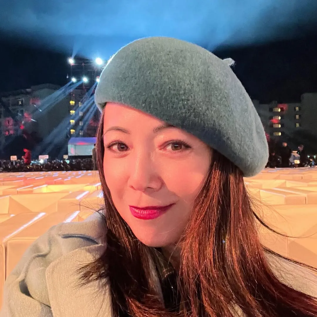 鄧萃雯久違現身零死角凍齡狀態更勝從前！59歲肌膚如少女！網民驚呼：好似唔識老！