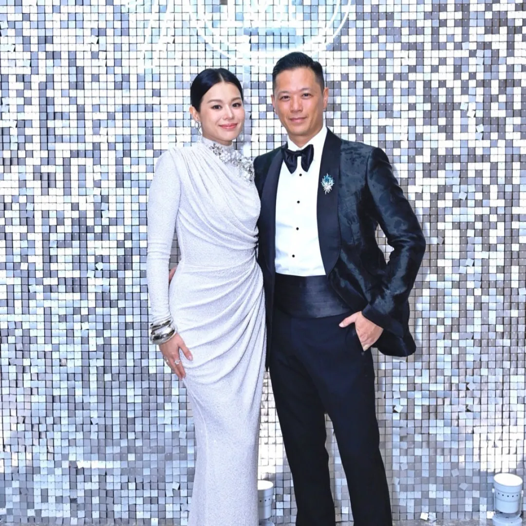 胡杏兒老公晒大量合照慶祝結婚10周年！竟被重提夜場擁抱事件！網民提醒：請好好珍惜！