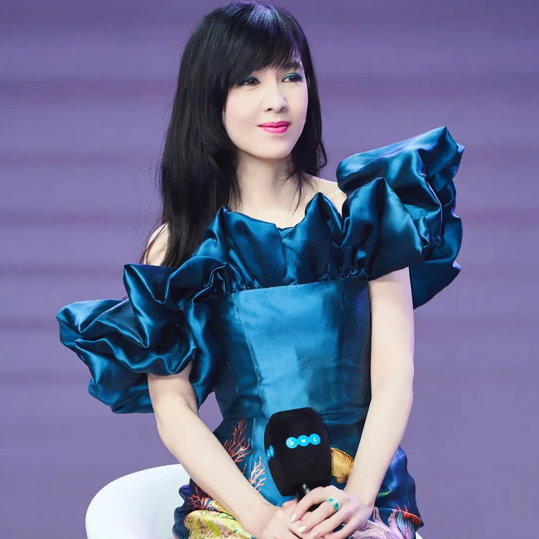 周慧敏生圖太真實盡顯老態？！竟被指撞樣Do姐！ 需工作人員攙扶體力大不如前？！