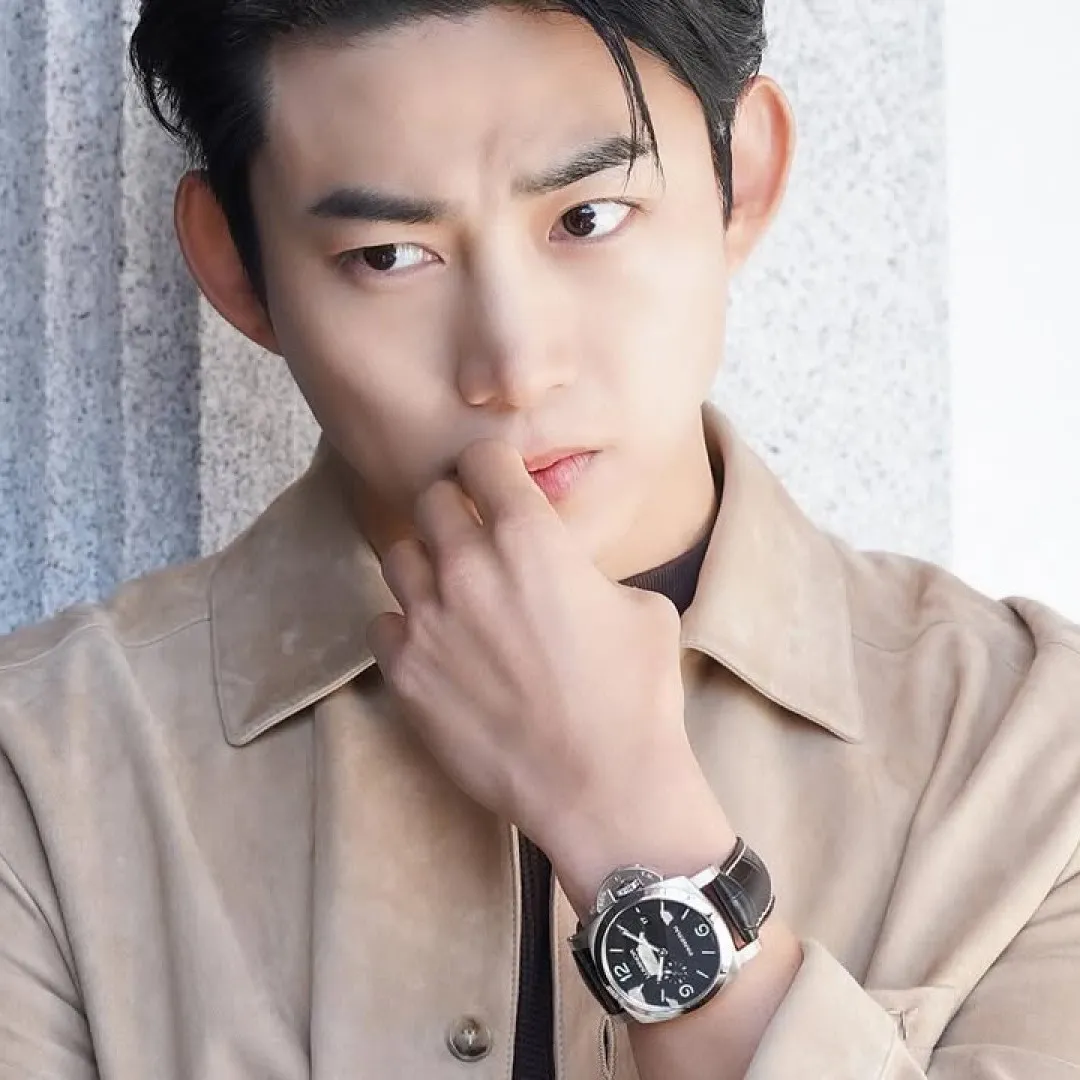 2PM玉澤演入行後首奪演員獎台上甜蜜放閃！公開未婚妻全名直呼「我愛你」閃爆全場！