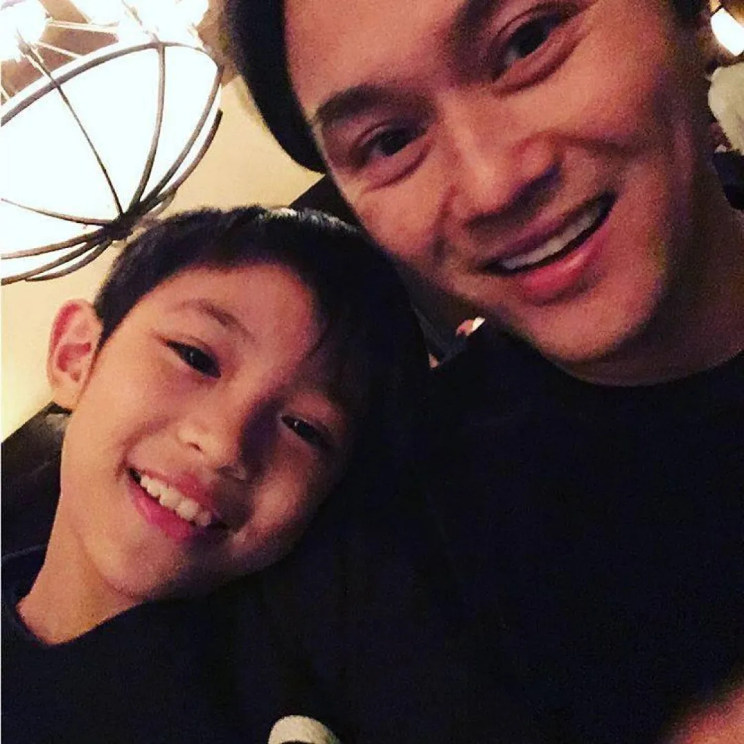 張智霖19歲囝囝疑晒女友照片公開戀情？！甜蜜相擁浪漫畫面曝光！另一半樣貌清純！