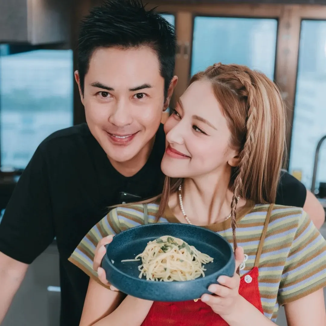 陳凱琳意外流出夫婦私下甜蜜互動！當眾與鄭嘉穎嘴對嘴親吻！結婚8年仍像熱戀！