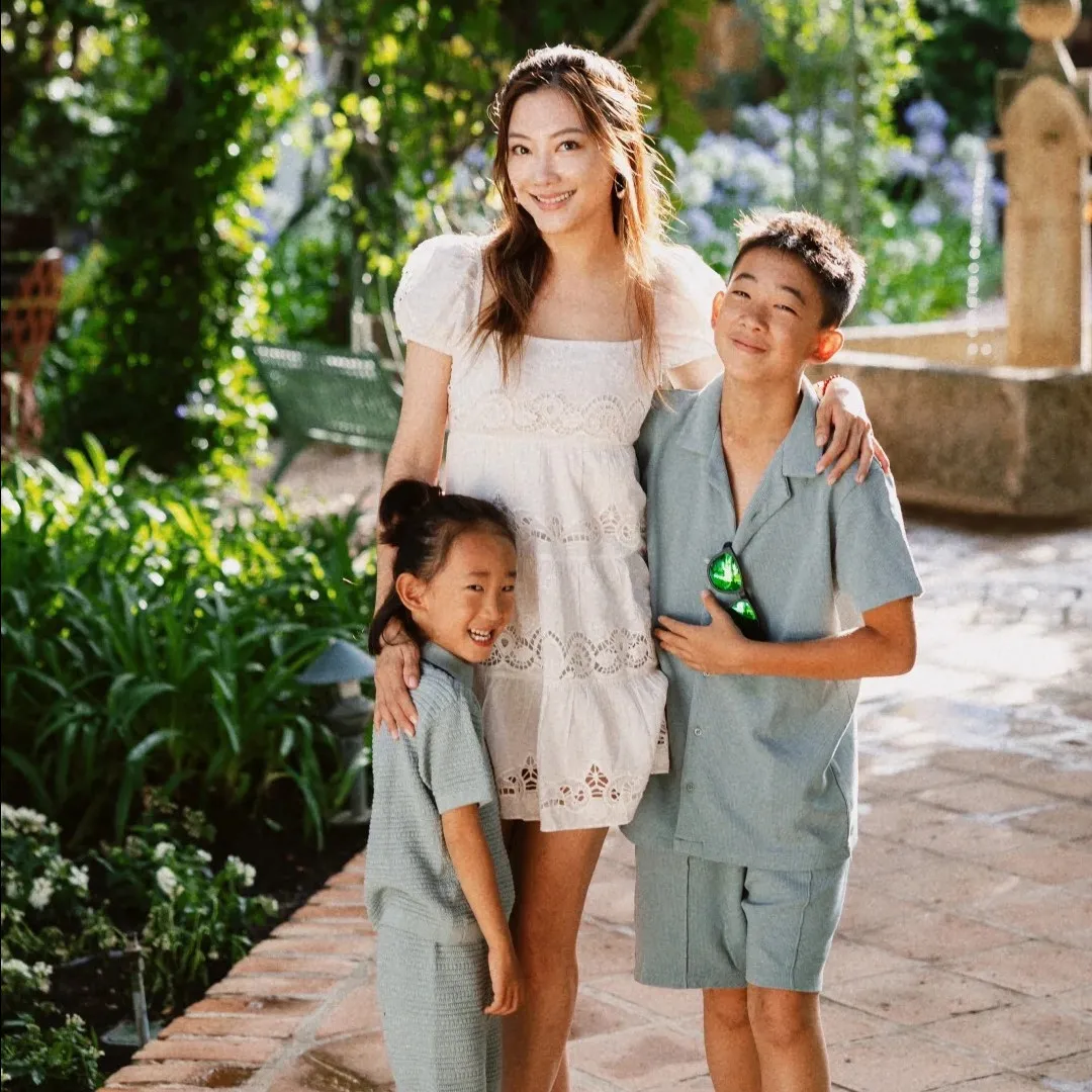 陳小春細仔Hoho到老人院做義工！企C位領唱歌毫不怯場！展現神級音樂天賦！