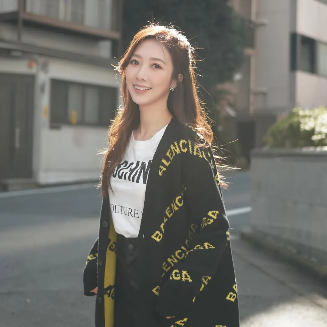 何依婷滑雪迎新一年全身名牌意外成焦點！網民估計總值逾5位數！婚後生活愈見奢華！