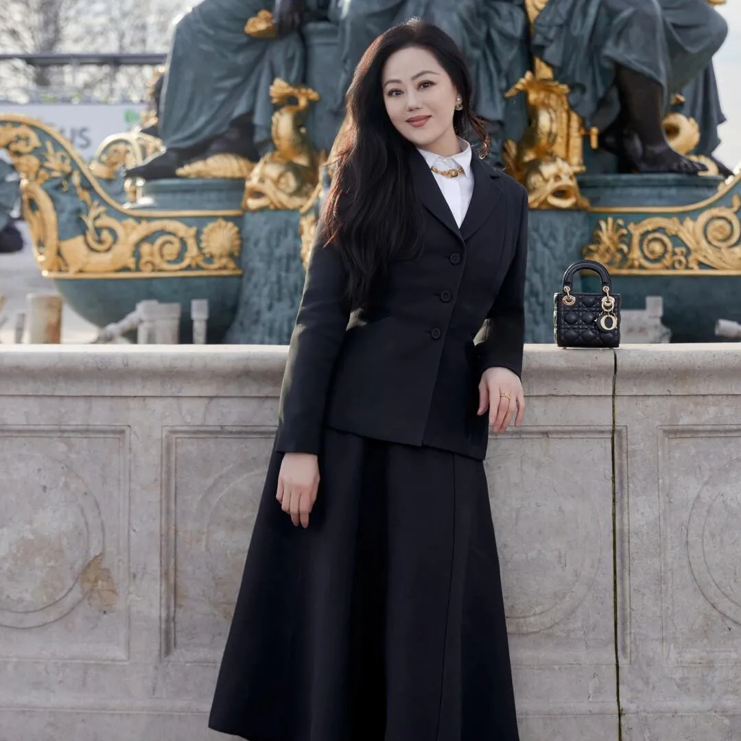 初代名媛章小蕙豪送粉絲100份禮物不乏LV、Prada！曾欠2.5億巨債終捱出頭成帶貨女王！