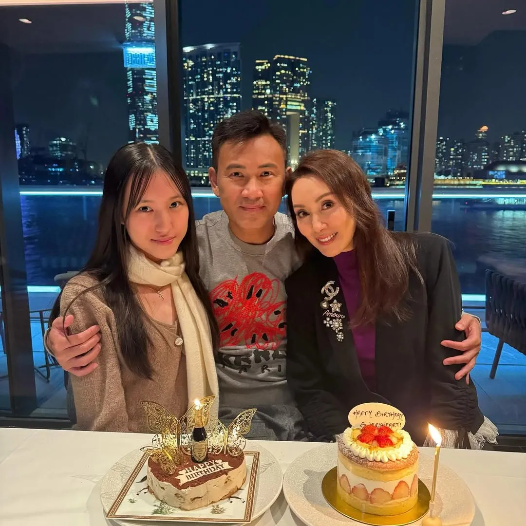 郭可盈15歲女兒現身頒獎禮拍Vlog準備出道？！氣質媲美媽媽巔峰期！神態獲封「女版林文龍」！