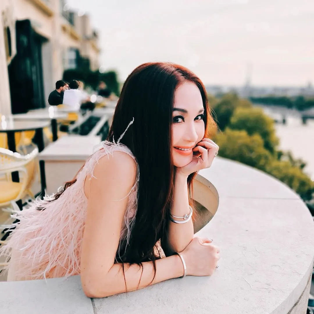 溫碧霞曬家族照四姊妹激罕同框！臉上幾乎無歲月痕跡！標誌性跌膊打扮再現少女感！