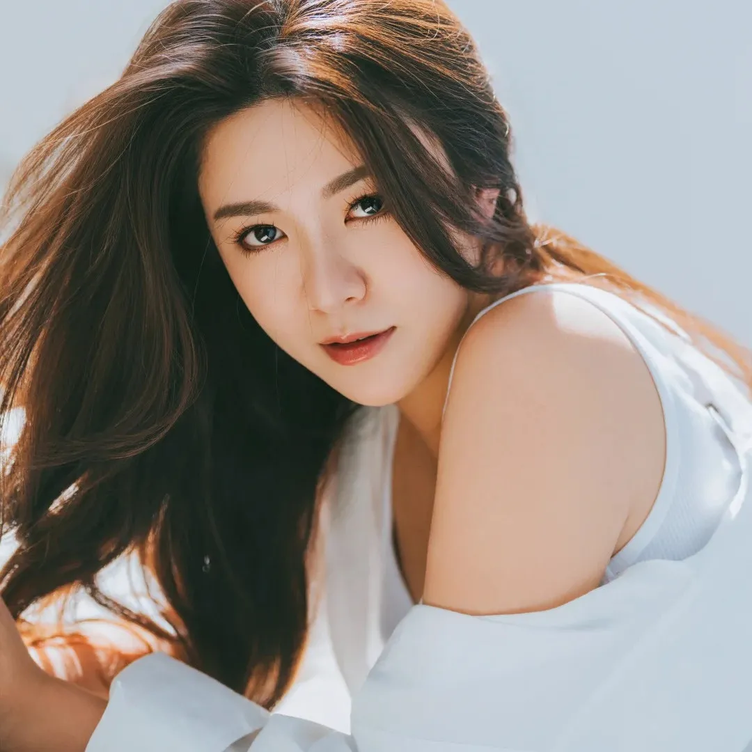 江嘉敏大玩黑絲誘惑晒極致S型曲線！曾暴肥至150磅靠運動瘦身成功！