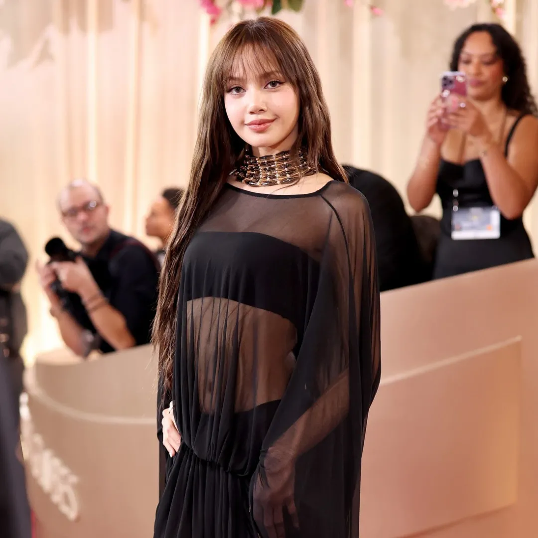 2026 金球獎紅地毯｜Lisa黑色透視戰衣大晒「川字肌」！影后以「國王的新衣」尺度震撼全場！