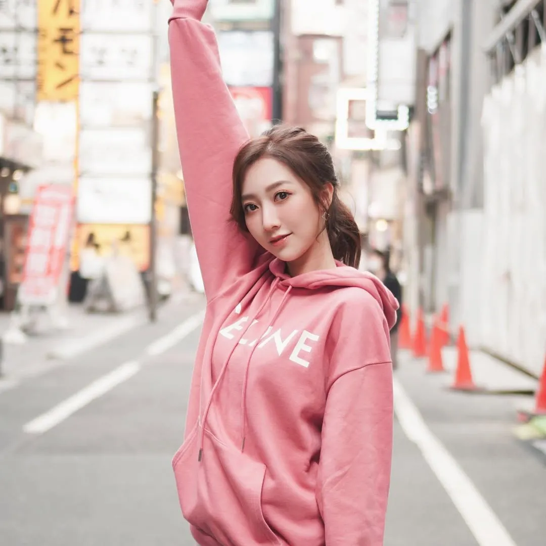 何依婷疑出PO反擊全身名牌「炫富」指控？！轉穿親民品牌坦言：靚就著㗎啦！