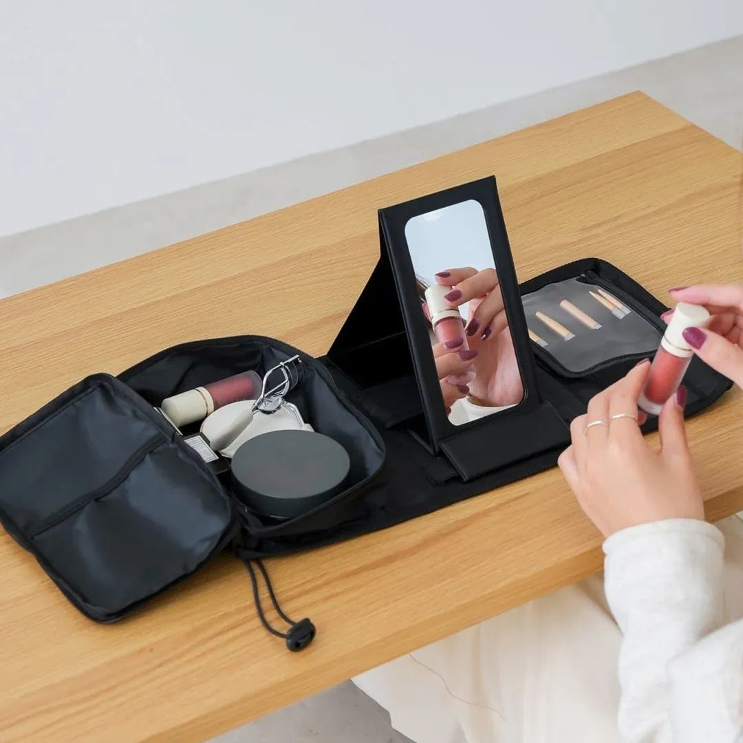日本3COINS斷貨王「解決系化妝袋」！自帶化妝鏡＋化妝掃專區！一開即變隨身梳妝台！