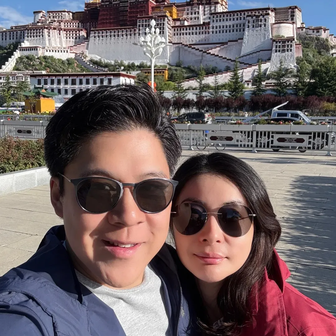 霍啟剛跑渣馬變身「郭晶晶專屬攝影師」！故意落後半步甜蜜拍下妻子英姿！