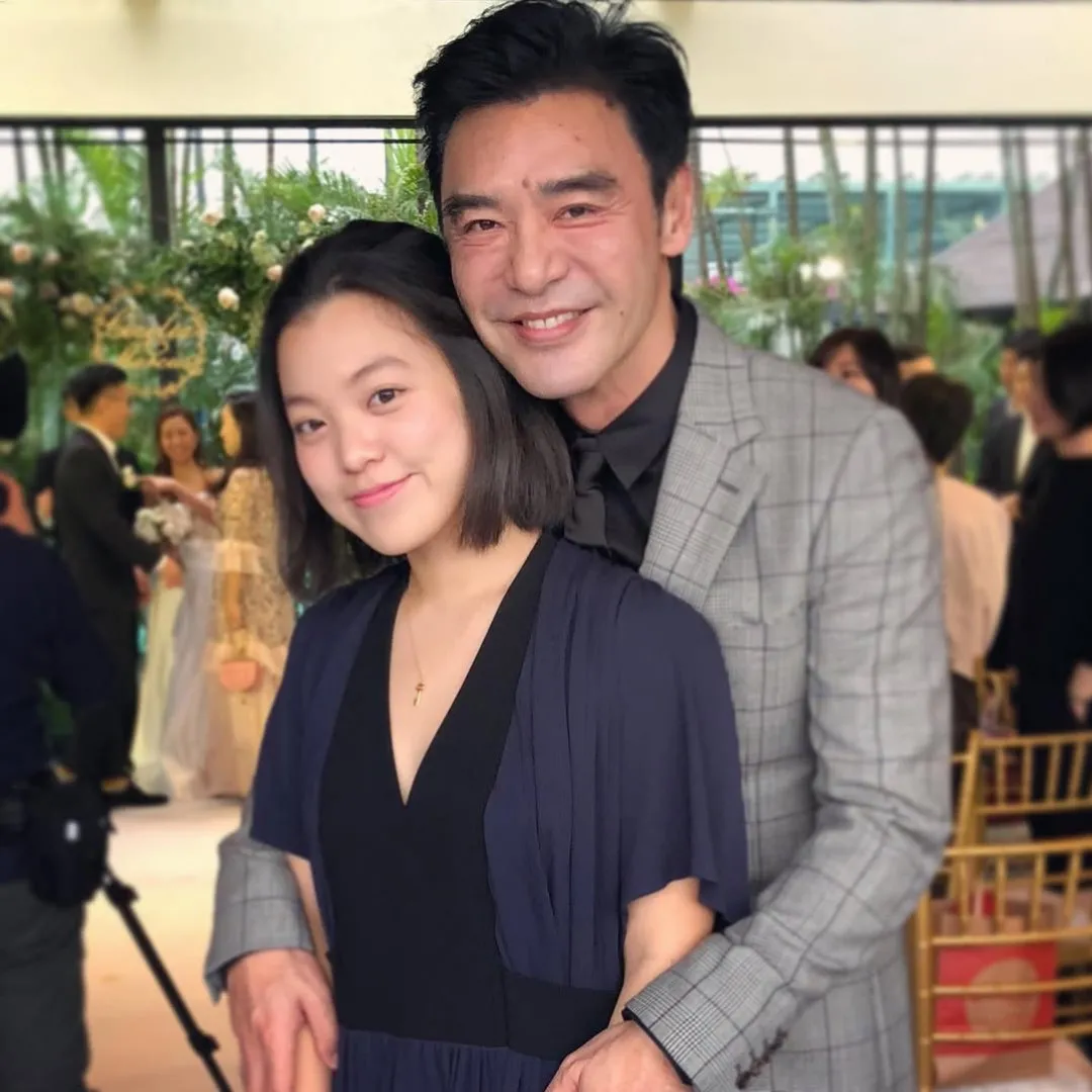 鍾鎮濤30歲大女疑高調宣布戀情！被高大猛男攬到實表現親密！