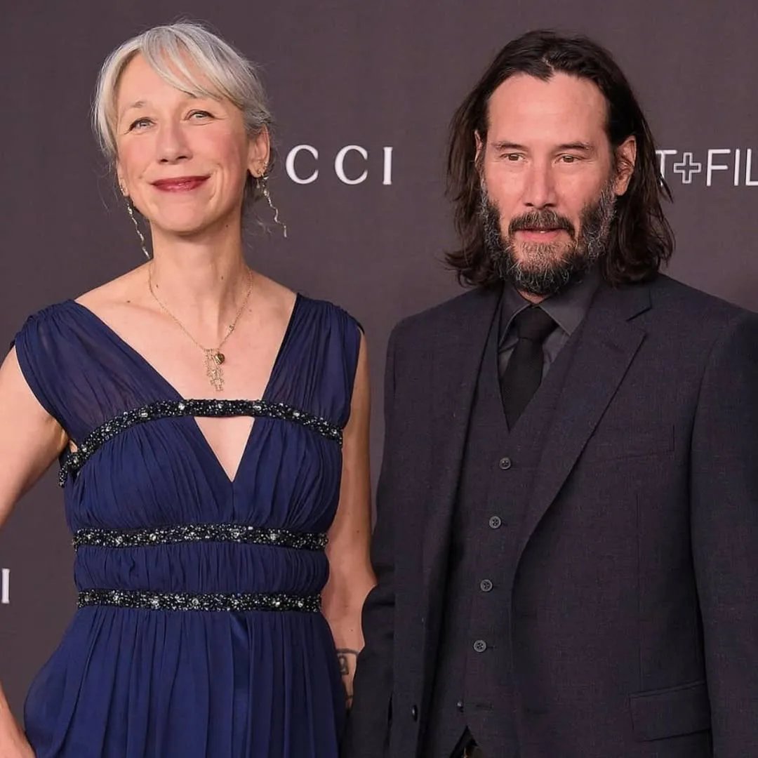 奇洛李維斯激罕放閃畫家女友！溜冰場上甜蜜熱吻！眼神裡全是溫柔！