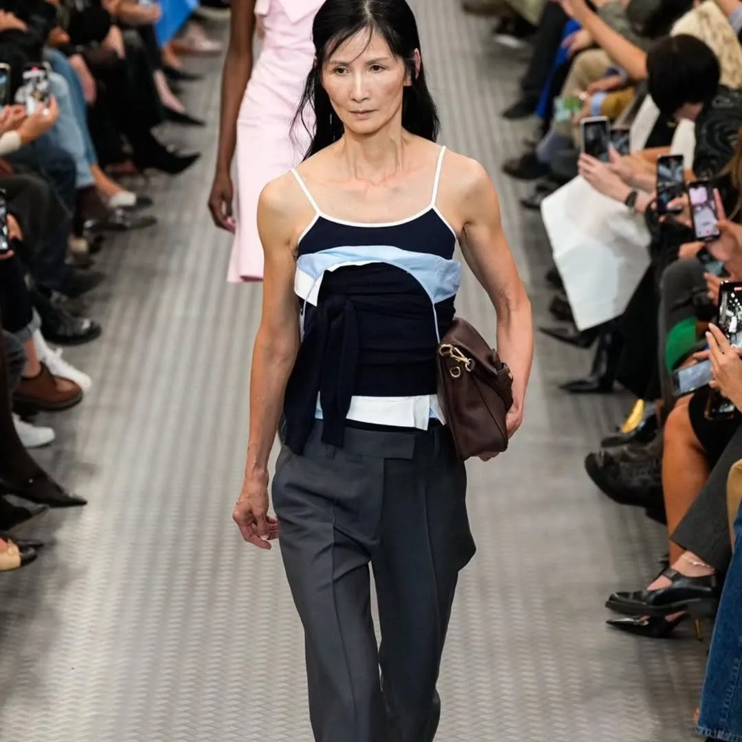 60歲香港模特兒登上CHANEL高訂時裝秀！7孩之母56歲入行！完美示範美麗不分年齡！