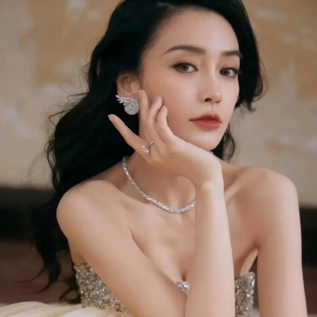 Angelababy拋開女神包袱直播帶貨！賣力舞獅氹觀眾卻惹人心酸？！