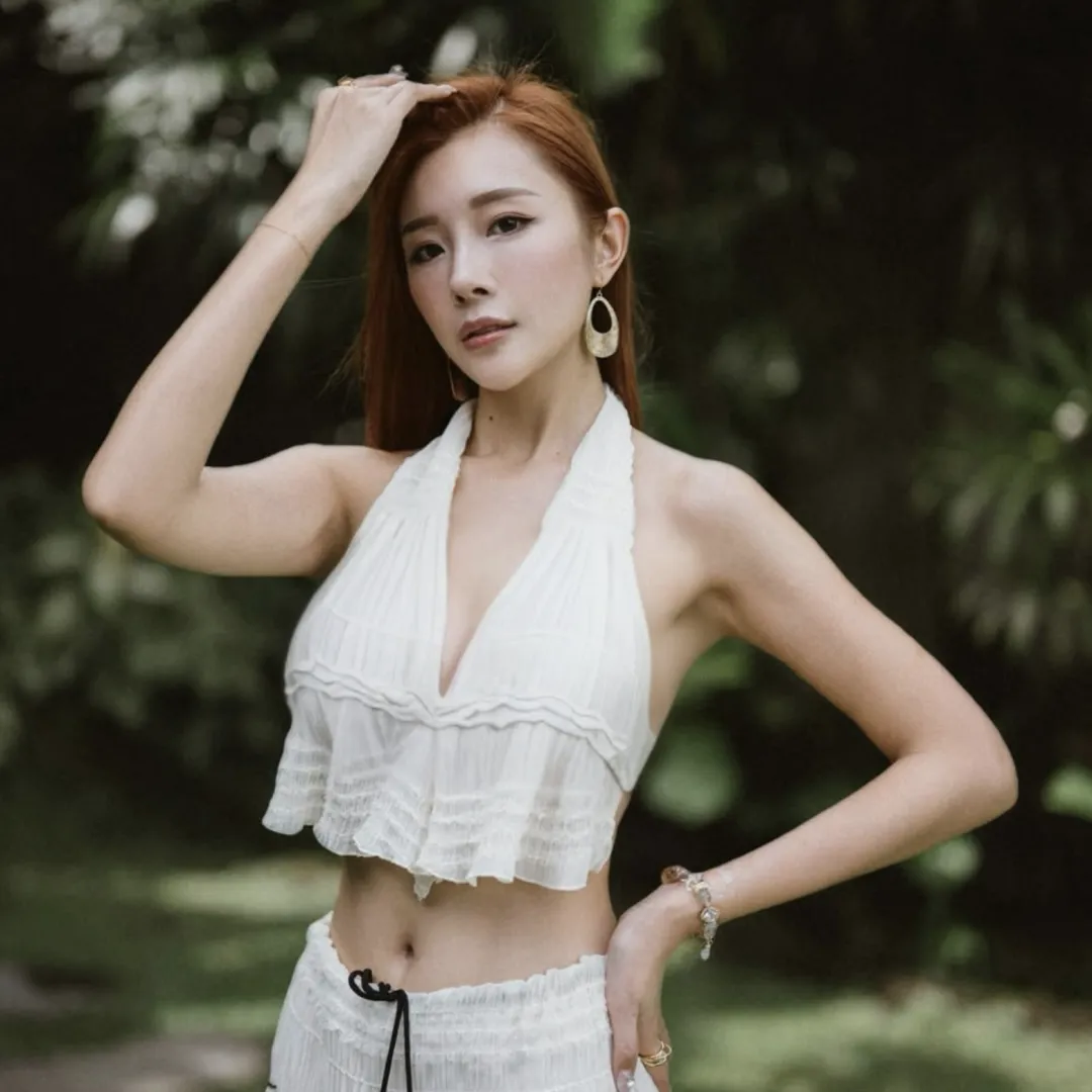 「TVB御用邪花」梁允瑜旅行大解放谷盡事業線派福利！邪惡視角性感照掌握流量密碼 ！