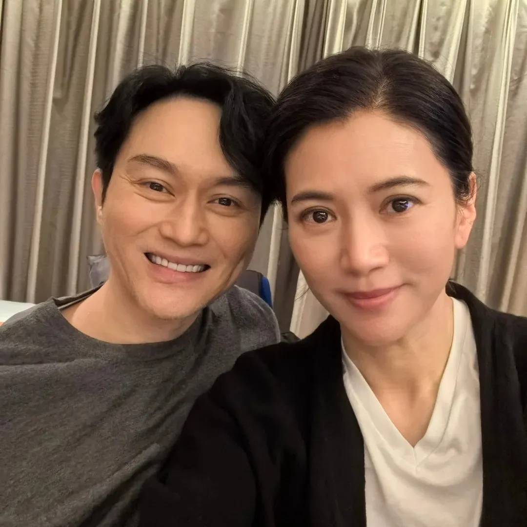 袁詠儀結婚25年晒絕密咀嘴照放閃！背景音樂藏淚點！歌詞竟是張智霖親筆情書！