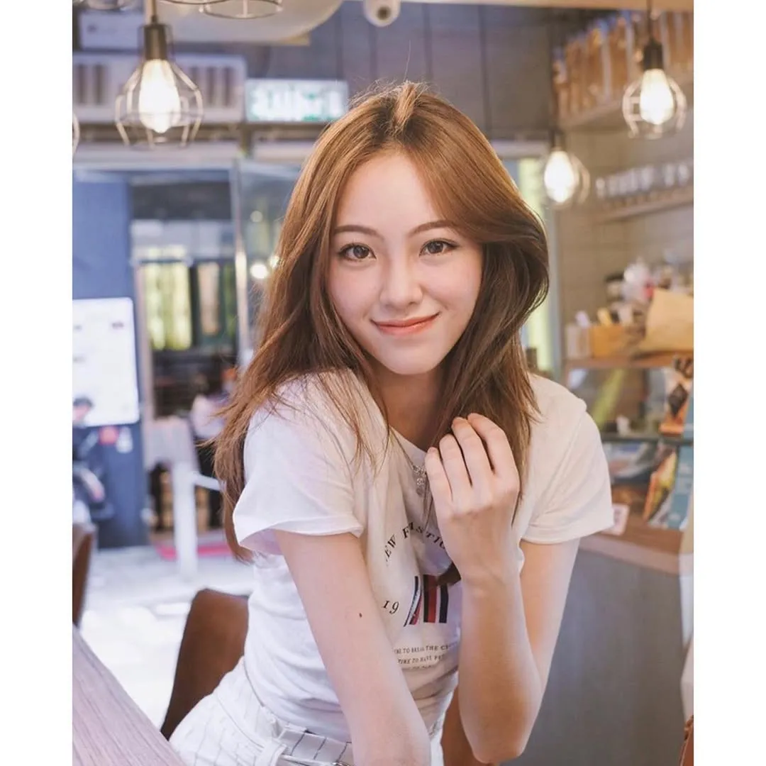 「10頭身港姐」楊詠彤榮升人妻峇里島出嫁！簡約低胸婚紗大曬逆天長腿！