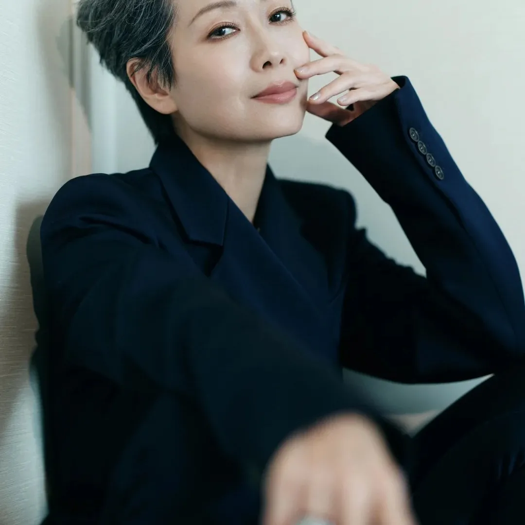 葉童現身時裝周銀髮look超搶鏡！62歲再現女神風采愈老愈靚！