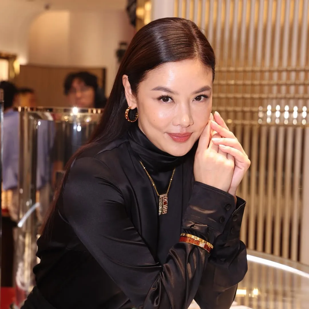 名模樂基兒Deep V短裙曬逆天長腿！狀態大勇重回當年巔峰狀態！