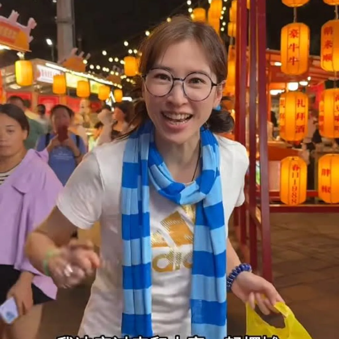 「御用丫鬟」陳思齊賣雞腳「絕地反彈」吸金力幾級跳！突然宣佈暫別直播去追夢：錯過會遺憾！