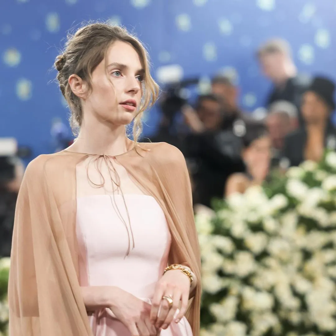 《怪奇物語》Maya Hawke與音樂才子情人節驚喜完婚！與音樂才子低調完婚！新郎背景驚人