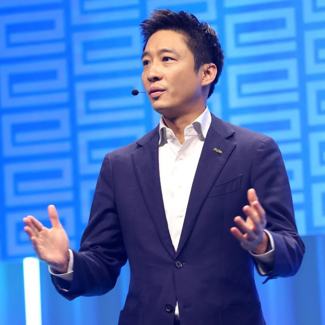 百億富三代霍啟山與混血女神同遊洩蜜！貼心照顧「未來老爺」疑已融入家中？！