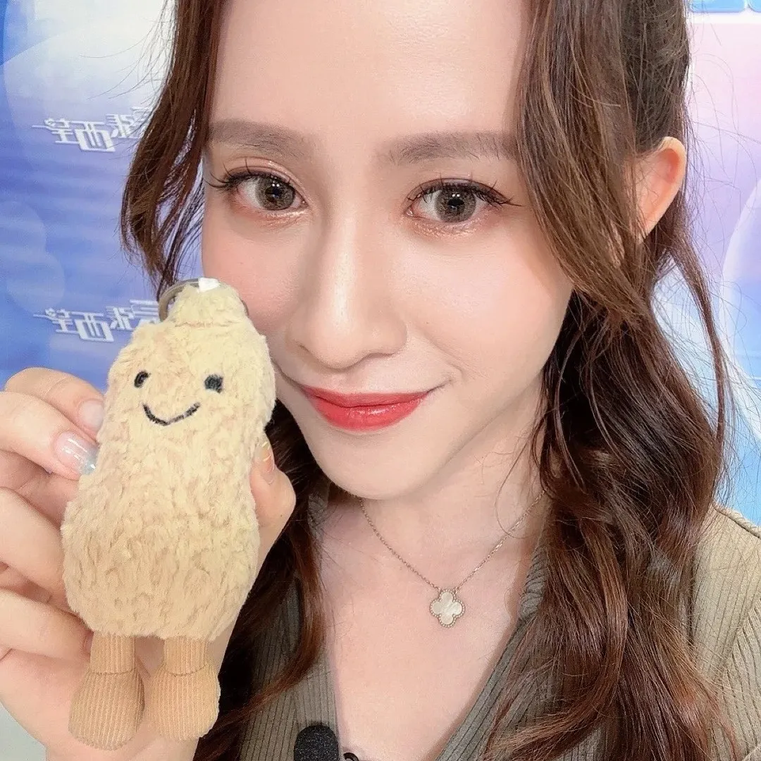 東張女神梁菁琳紅色低胸戰衣大派福利！海邊曬白滑長腿！完美胸型一覽無遺！