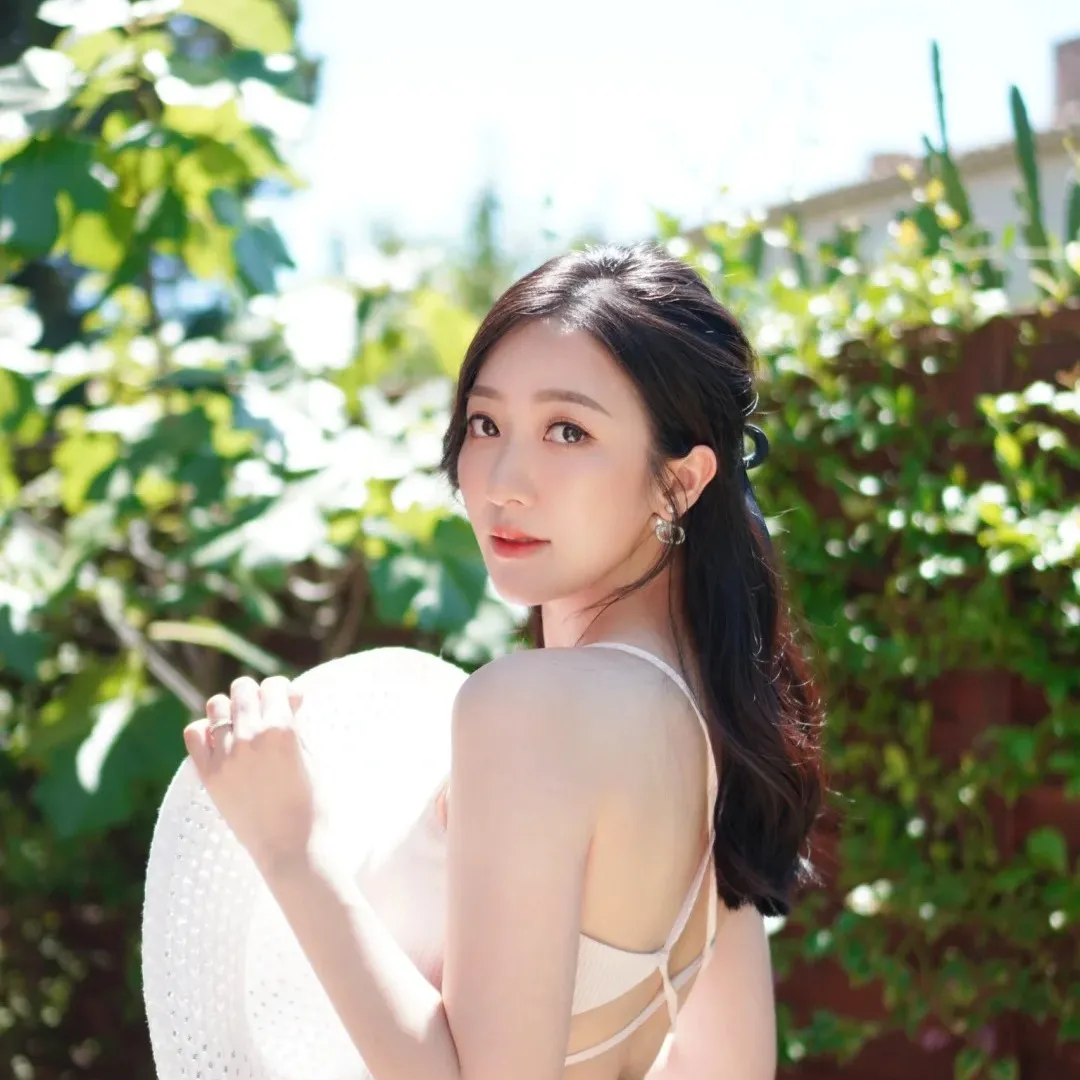 何依婷32歲生日雪地大解放！火辣小背心晒白嫩肌膚！好身材若隱若現！