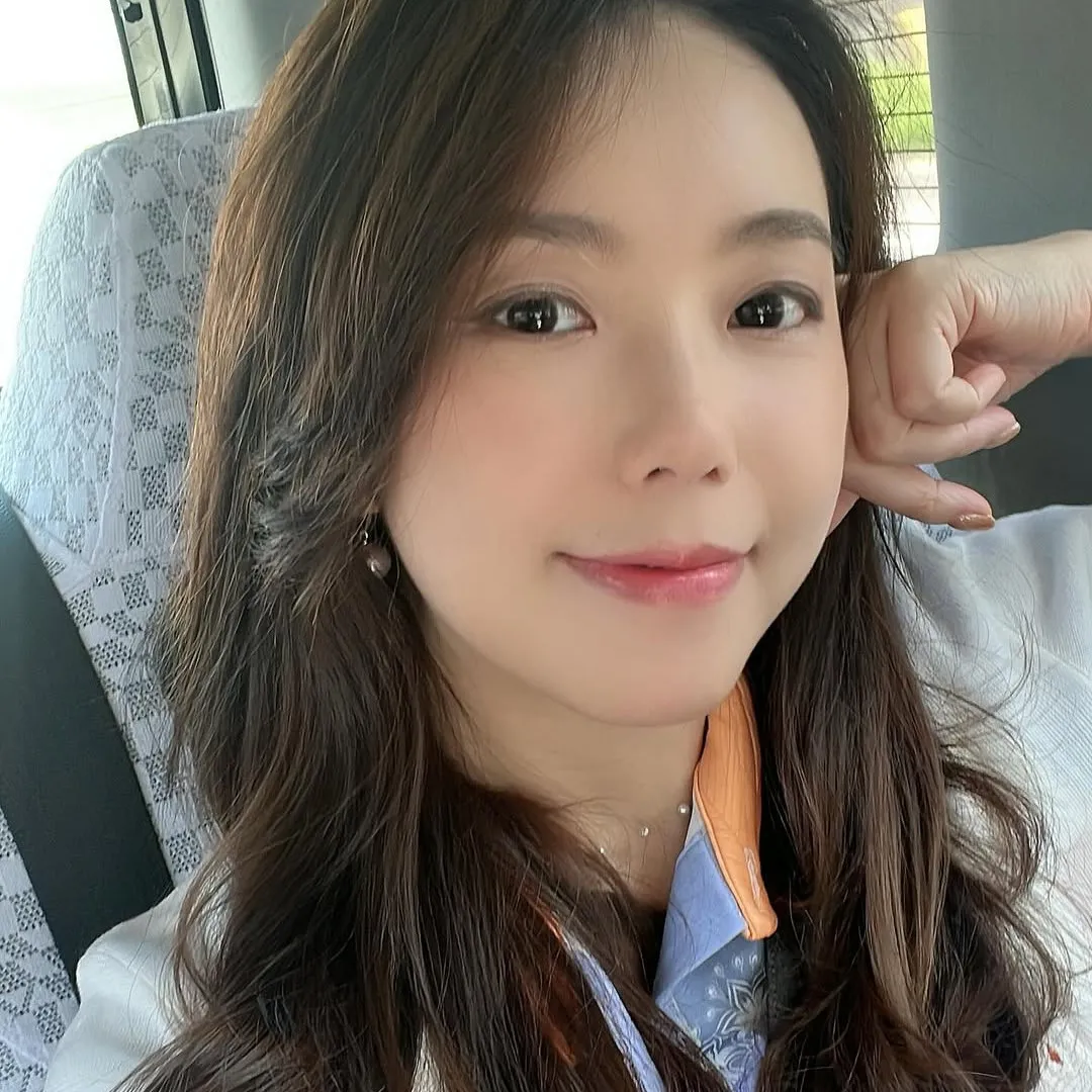 「官恩娜師妹」梁雨恩突晒婚照宣布榮升人妻！甜蜜放閃：叫我程太！猛料老公背景揭曉！