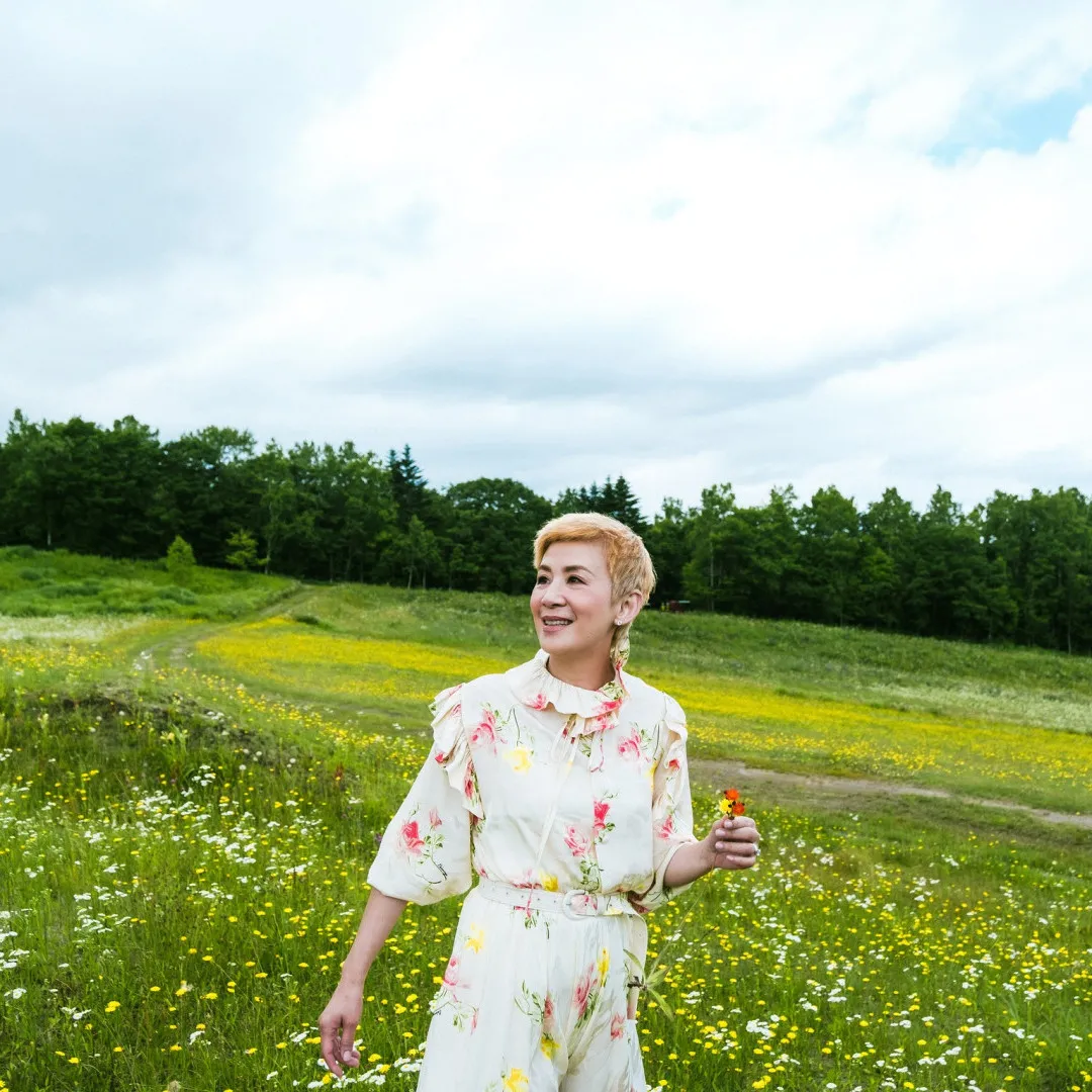 吳君如現身奧斯卡派對骨感身形惹擔憂！Deep V晒「排骨胸」嚇窒網民！