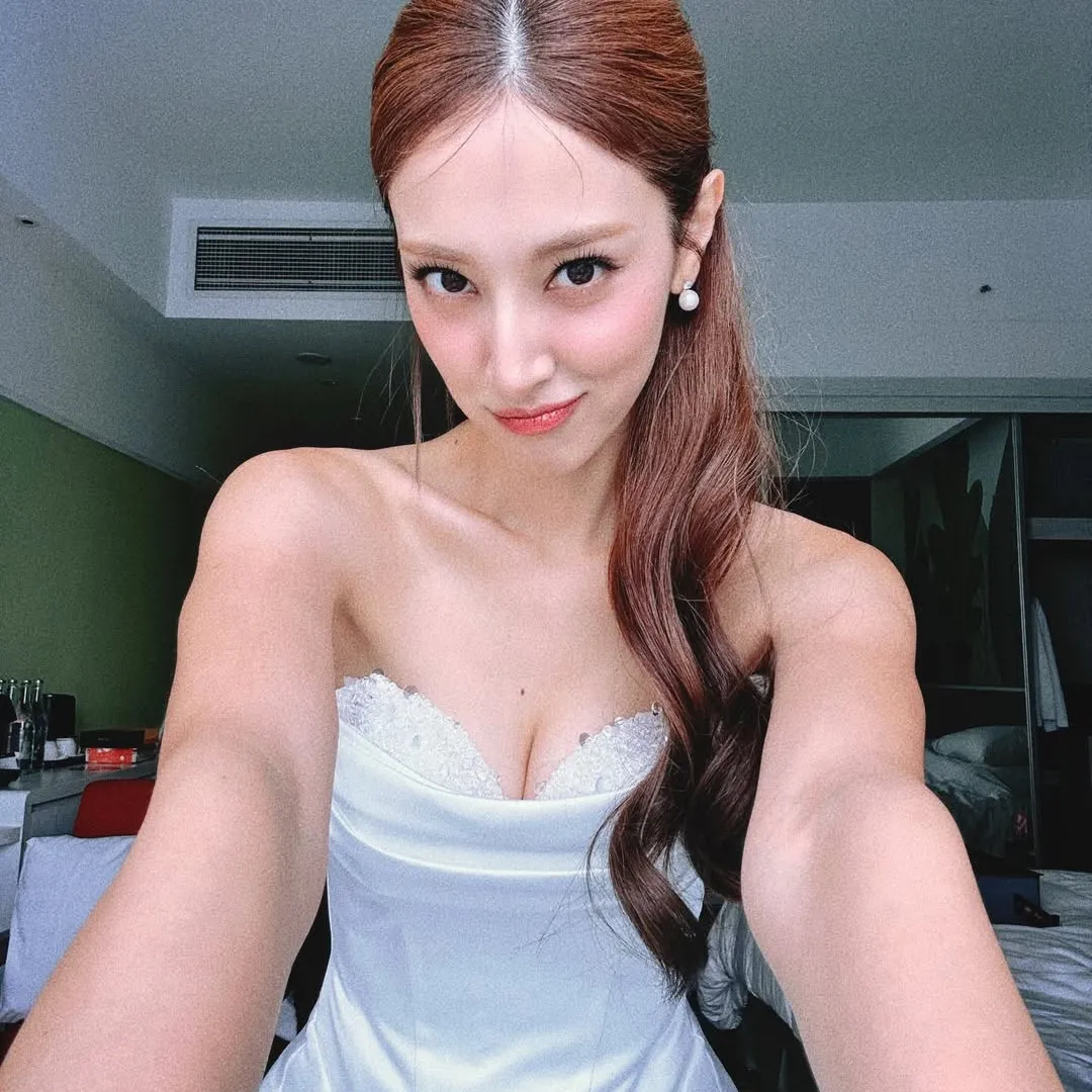 陳凱琳震撼蕾絲內衣照曝光惹人遐想！濃妝鬈髮單眼放電變「真人芭比」！