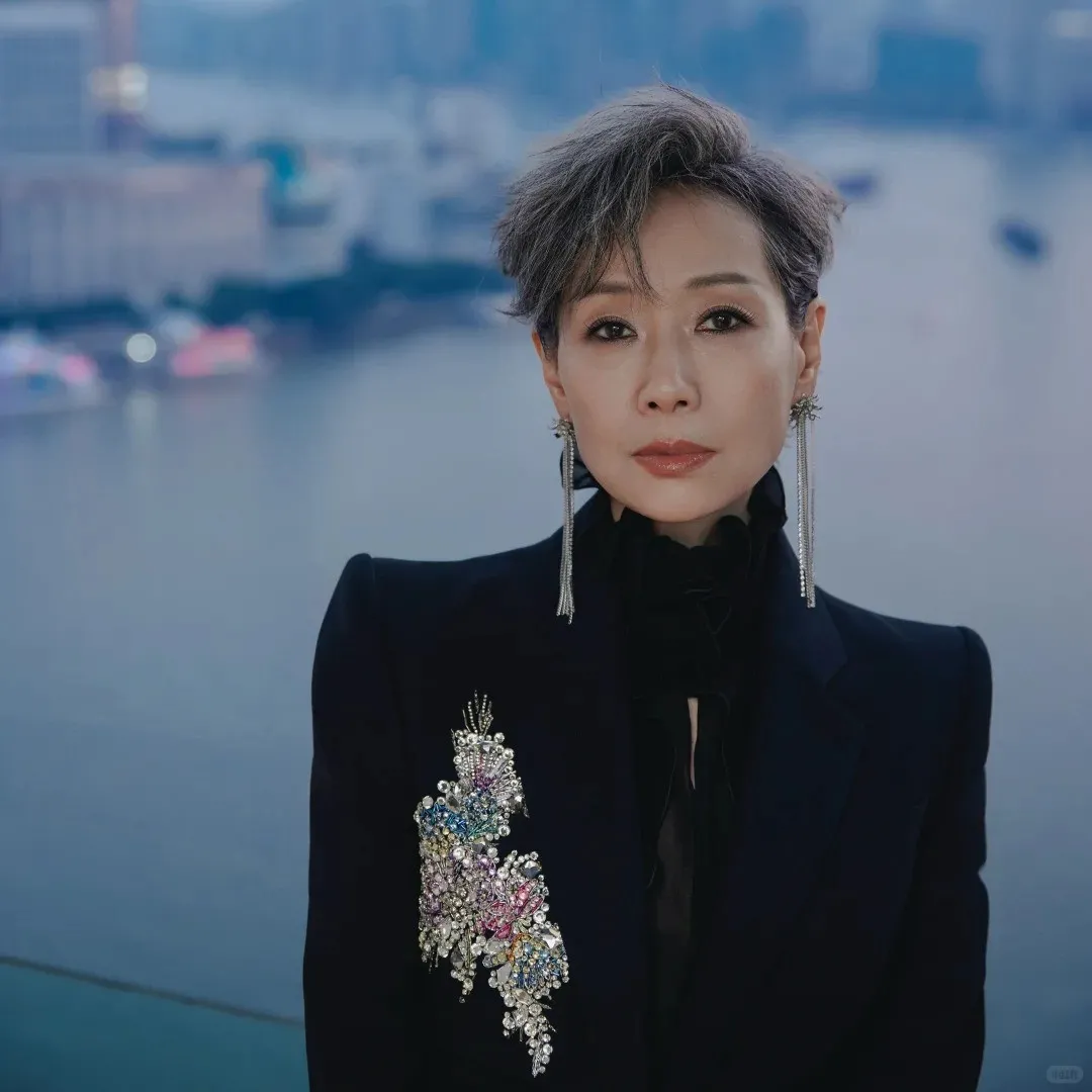 米蘭時裝周｜62歲葉童挑戰露腰裝晒零贅肉馬甲線！fit爆體態媲美少女！網民：越來越年輕！