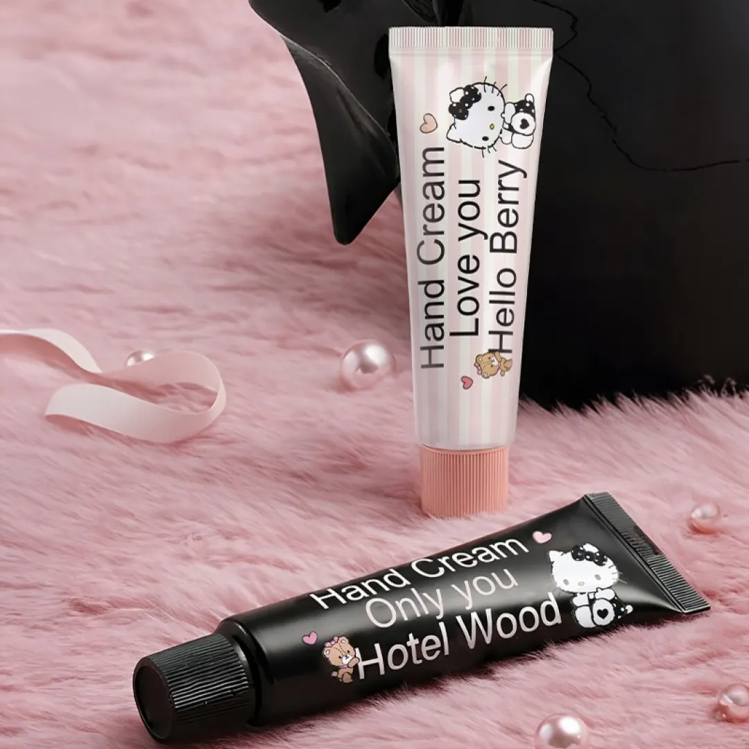 韓國人氣香氛hetras聯乘Hello Kitty系列！全新莓果香氣登場！擴香瓶/護手霜包裝超可愛！