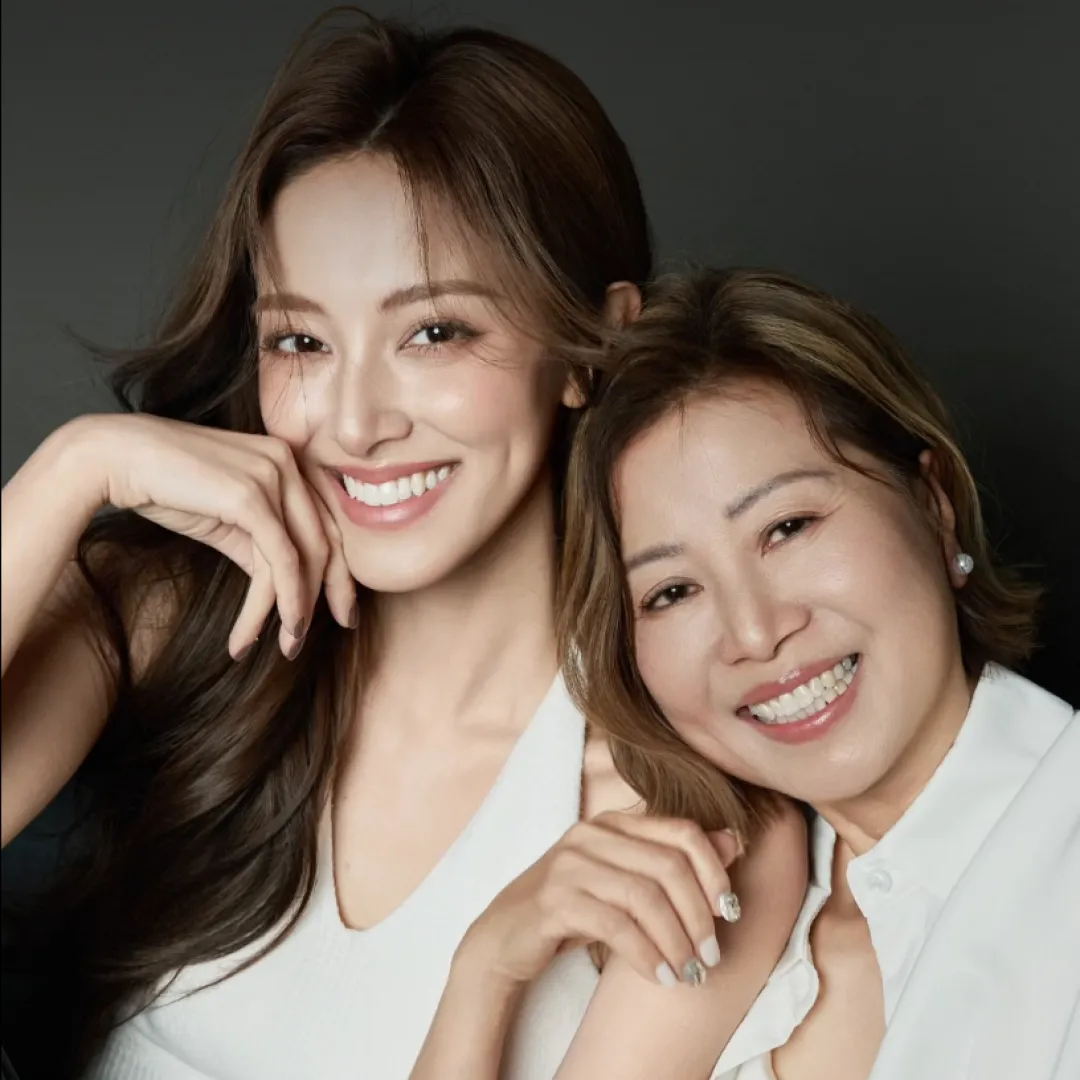 陳凱琳母女檔影寫真預祝婦女節！網民驚嘆媽媽超後生似足姊妹花！