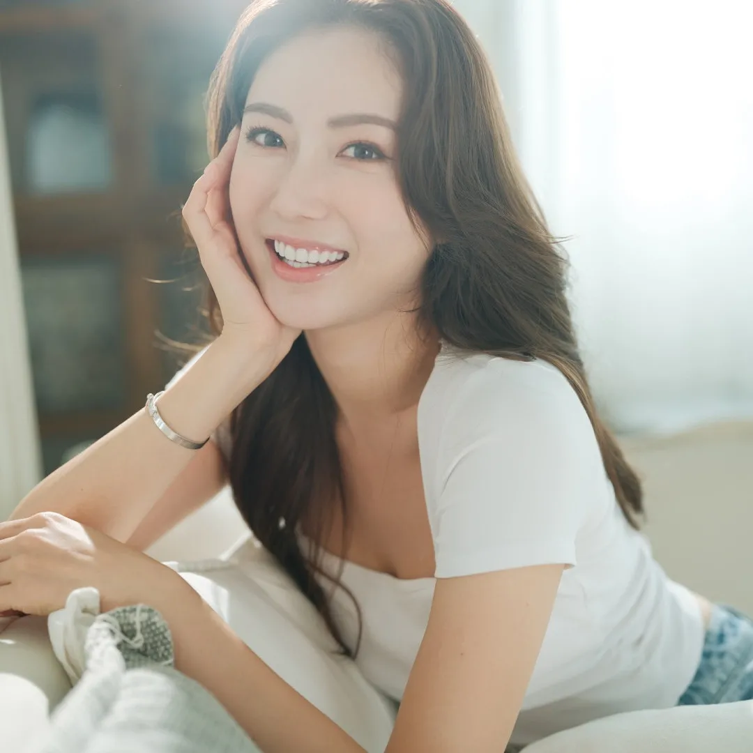 蔡嘉欣「零孕味」現身細佬婚禮！懷孕中期手腳依然纖幼！狀態重回少女時代！