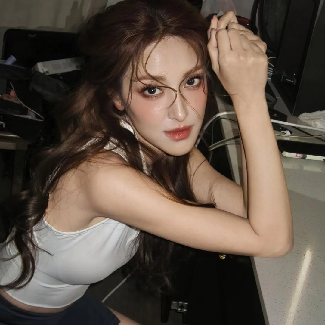 陳凱琳重穿17年前畢業裙大晒S型曲線！生完3個體態再創巔峰「反勝」當年？！