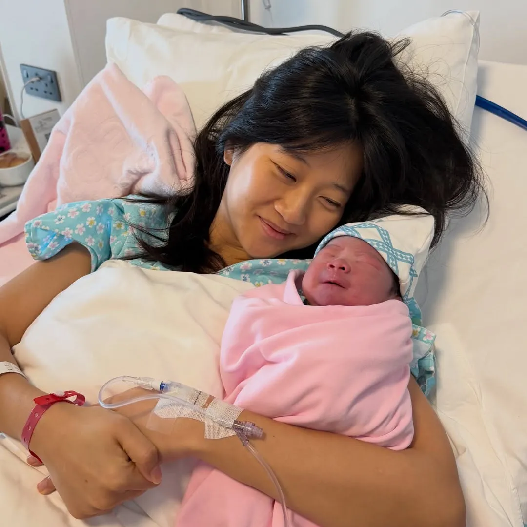 鄭丹瑞大女鄭瑤產後首晒溫馨三代同堂照！囡囡長相曝光面珠墩圓碌碌超可愛！