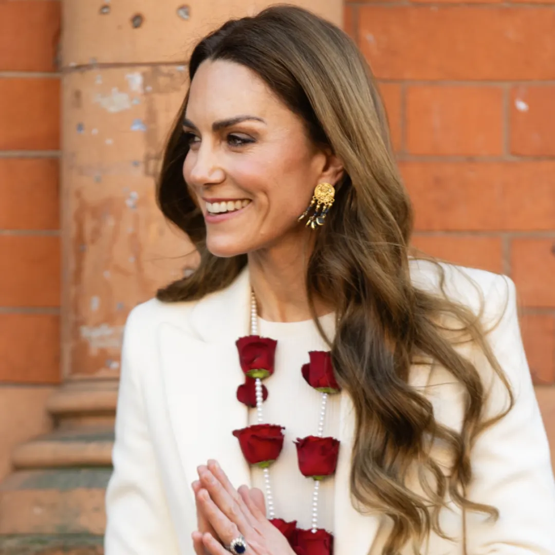 英國王室｜凱特王妃「赤腳跳舞」畫面遭瘋傳！造型神還原戴安娜王妃！連細節都致敬當地文化！