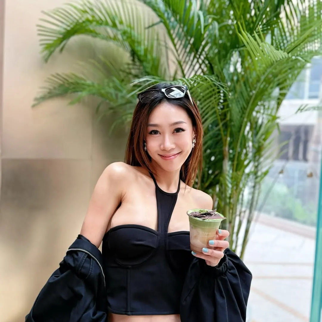 黃心穎二家姐黃心妙泳衣照大玩邪惡視角勁噴血！迫爆上圍呼之欲出極「胸狠」！