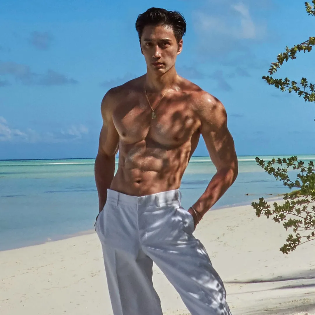 新加坡60歲男神陳傳多生日自拍爆紅！零醫美親揭「7:3黃金法則」令髮量爆肌宛如30歲