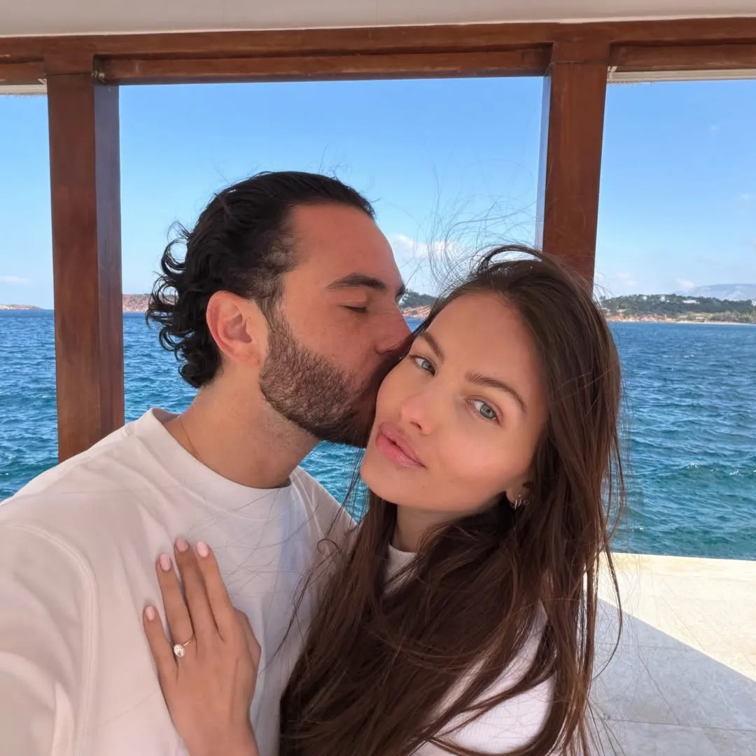 「全球最美小女孩」曬巨鑽宣布訂婚！美貌精緻得甚至一度被質疑醫美！